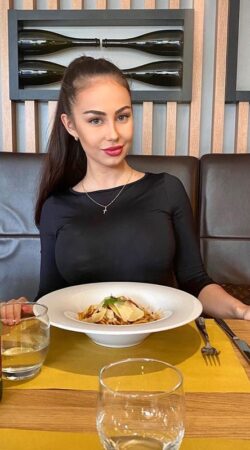 Experience Unforgettable Moments with Electra Rose Tonight